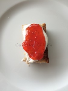 Brot mit Konfi und Quark